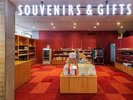 売店 地域の名産品やお土産物、飲み物、お菓子などを取り揃えております。