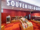 売店 お土産にお困りの際は売店スタッフへお気軽にお尋ねください。