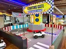 一人乗りの電動カーに乗ってレーシングドライバー!