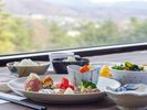 【朝食ブッフェ】窓の外に広がるゴルフ場の景色を眺めながら朝食をお楽しみください。