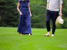 【グラスガーデン】天然芝のグラスガーデンでは裸足で「アーシング」をお楽しみいただくこともできます