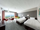 ゆったりお寛ぎいただけるツインルーム。時間とともに変化する浅間連峰の絶景をお楽しみください。