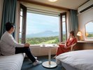 大きな出窓から望む嬬恋高原の景観をお楽しみください。※2025年4月リニューアル