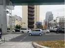 高架下の信号も渡り、更に直進すると…