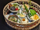 籠に入った前菜盛合わせ
