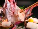 旬魚の活造りです。味だけでなく、見た目にも美しく仕上げております。