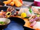 旬魚の活造りは味だけでなく、見た目にも美しい一品です。
