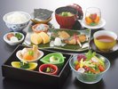 愛媛産の真鯛や釜揚げしらす、麦味噌の味噌汁など、地元食材をふんだんに使用した和の朝食です。