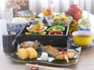 愛媛産の真鯛や釜揚げしらす、麦味噌の味噌汁など、地元食材をふんだんに使用した和の朝食です。