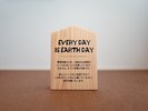 ���ۑS�ւ̎��g�݂́uEVERYDAY IS EARTHDAY�v���x�b�g�̏�ɁB