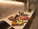 【館内設備一例】ダイニングスペース。バーベキュー食材セットも調達できます。(有料/要事前予約)