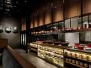 The WAREHOUSE:季節のフルーツやシリアルなどの朝食、日替わりランチ、国際色豊かなお料理を頂けます。