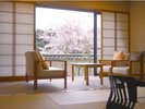 和室 桜の季節には窓からキレイな桜が眺められます。