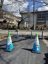 「大関和」をデザインした三角コーンが目印です。