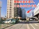 横断歩道を渡ります。
