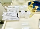 ブラシ、石鹸、コットンセット、入浴剤。化粧水や乳液も清潔な使い切りタイプで全室完備。追加も承ります。