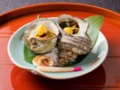 【有料:サザエの壺焼き】 コリコリとした食感、ほろ苦い旨味が特徴のサザエは しょうゆで香ばしく!