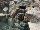源泉かけ流し100%の湯50℃〜70℃の温泉が注がれています。この湯量のみで温度調整をしています。