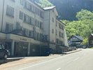 当館には玄関が2か所あります。道路側玄関はお車でお越しの方向けの入り口です。玄関脇に停車可能です。