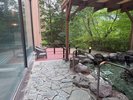 【男性露天風呂】外気浴もお楽しみいただけるよう露天風呂横には椅子もご用意いたしております。