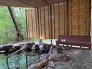 【女性露天風呂】外気浴もお楽しみいただけるよう露天風呂横には椅子もご用意いたしております。