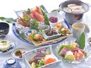 郷土料理「皿鉢」は皆で仲良く取り分けてお召し上がりいただく高知ならではの大皿料理。※皿鉢は2人盛り例