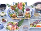 郷土料理「皿鉢」は皆で仲良く取り分けてお召し上がりいただく高知ならではの大皿料理。※皿鉢は2人盛り例