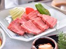 霜降り鮮やかな土佐牛。焼き立てでお召し上がり下さい