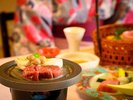 陶板でお肉が焼ける音、香ばしい香りが食欲をそそります