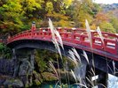 世界遺産「日光の社寺」の玄関ともいえる美しい橋「神橋」。木造朱塗りの橋は、紅葉の中でもよく映えます。