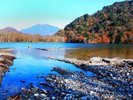 湖と紅葉のコントラストが美しい、西ノ湖。静寂の中でゆったりと過ごせる、穴場スポットです!