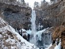 【華厳の滝】お車で約1時間。滝つぼからの雪化粧や冬だけに見られる氷瀑が人気です。