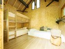 CABIN01,02室内には2段ベッドとシングルベットを!木のぬくもりに包まれる山小屋。