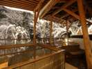 【冬の大浴場露天風呂】夜の雪見露天の様子。