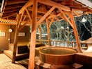 【冬の大浴場露天風呂】木のぬくもりを感じられます