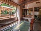 【大浴場の内風呂】あたたかな木のぬくもりと肌触りを伝えてくれます。