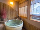 【森の別邸かたくり】旅の疲れを客室専用露天風呂で癒す。
