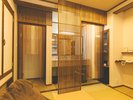 【森のデラックス117号室】木のぬくもりを感じる洗面台の様子