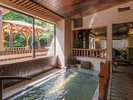 【大浴場・内湯】お肌にやさいいサラサラのお湯。