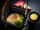 【まつたけの特製土瓶蒸し】シンプルに炙り焼きにした松茸から、上品な秋の薫りが立ちのぼる。