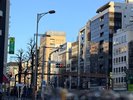 交番の方面から四谷見附交差点越しにホテルのロゴが確認できます