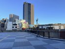atre側に直進すると階段がなく、左側交番方面へ進むと階段があります