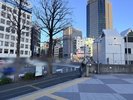 右の白い三角屋根の建物が交番です