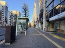四谷一丁目バス停を直進します