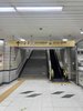 エスカレーターまたは階段を使用して上へ向かいます