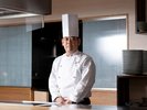 料理の技術や知識も大切ですが、おいしく笑顔で食べて欲しいと願って作る心が大切です。料理長 大矢