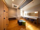 男性大浴場「蒼陽の湯」脱衣所★鍵付きロッカーとなっております。ベビーベッド有り。