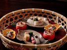 八寸<冬のお料理>大岩魚押し寿司他