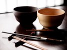 ご夕食時には、木曽平沢の老舗「荻村漆器店」の木曽漆器のお箸をご用意。