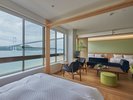 多人数での滞在にぴったりのお部屋です。窓からの絶景を眺めながら、優雅なひとときをお過ごしください。